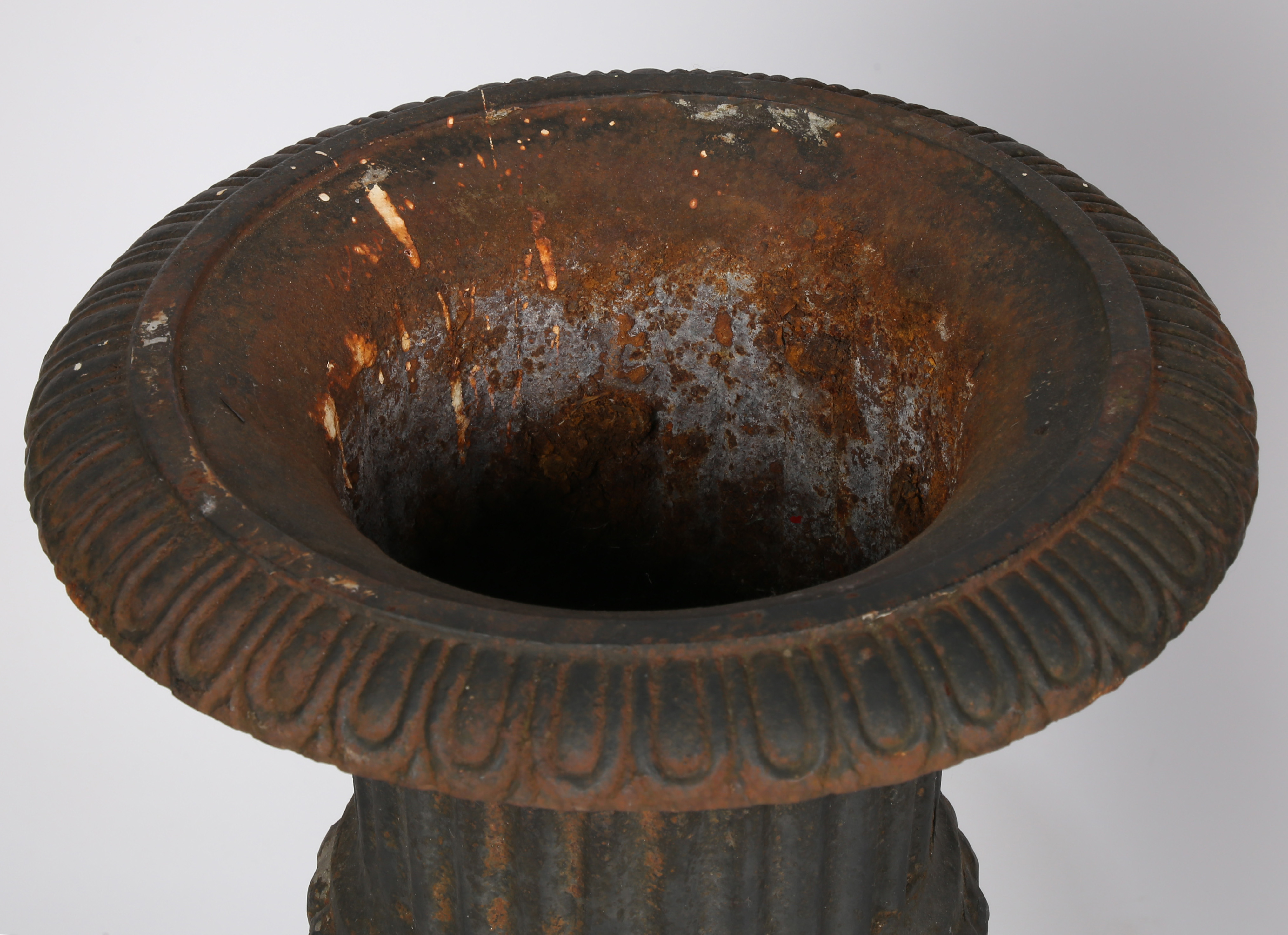 A pair of 19th century cast iron garden urns of campana form, having a frilled flange above a - Bild 4 aus 5