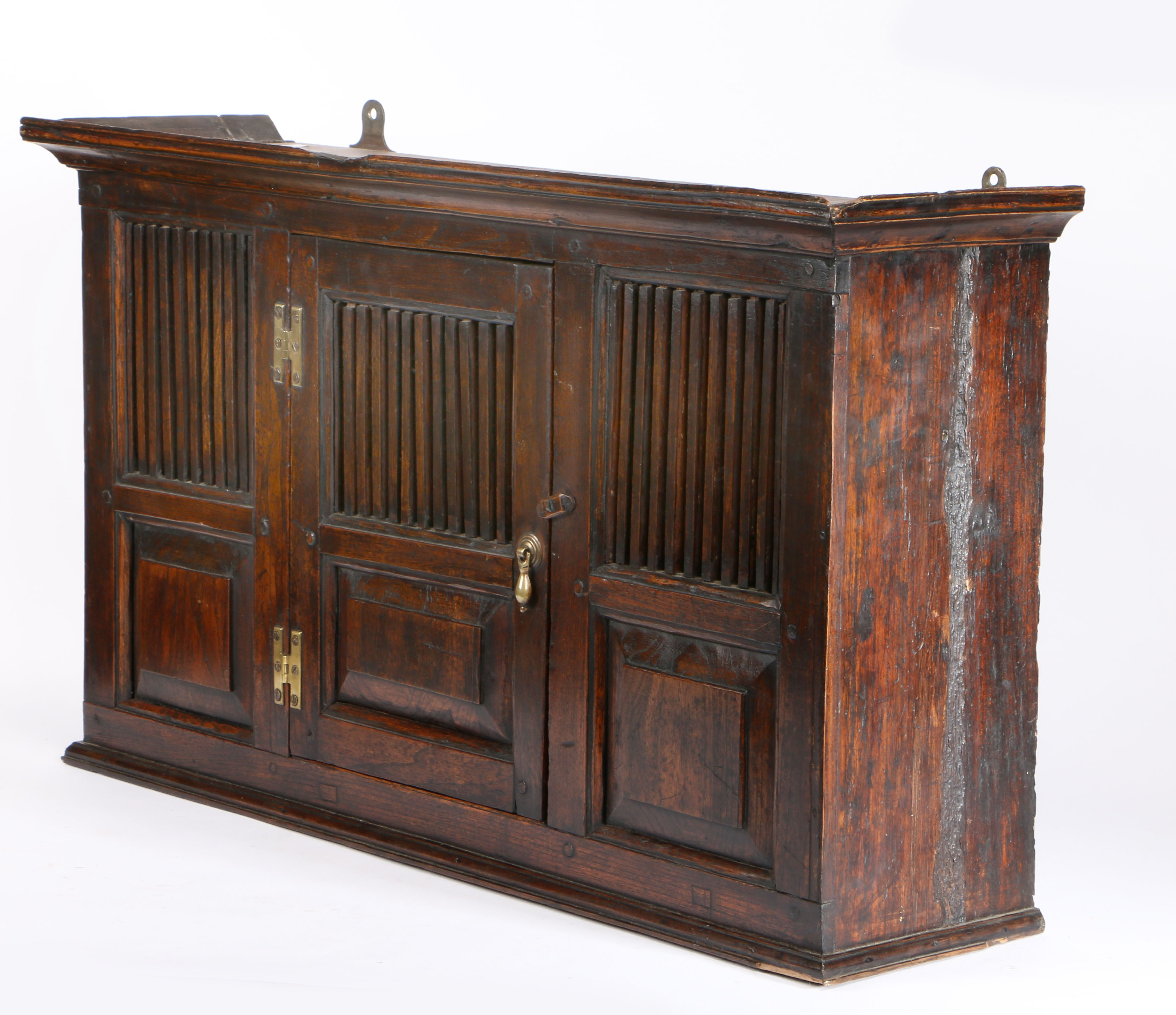 An elm spindle mural cupboard in the 18th century manner, the concave cornice above a spindle and - Bild 3 aus 3