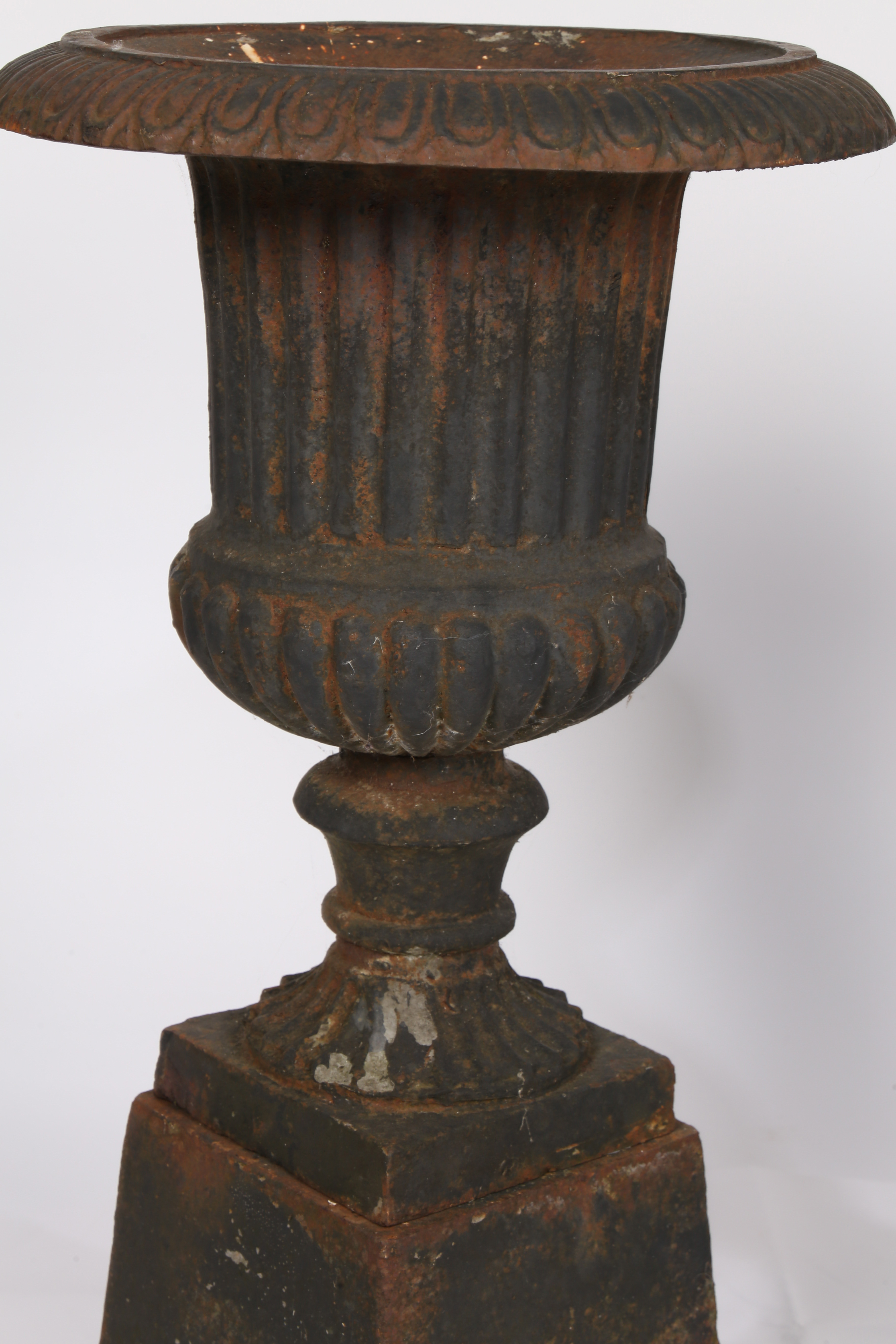 A pair of 19th century cast iron garden urns of campana form, having a frilled flange above a - Bild 5 aus 5