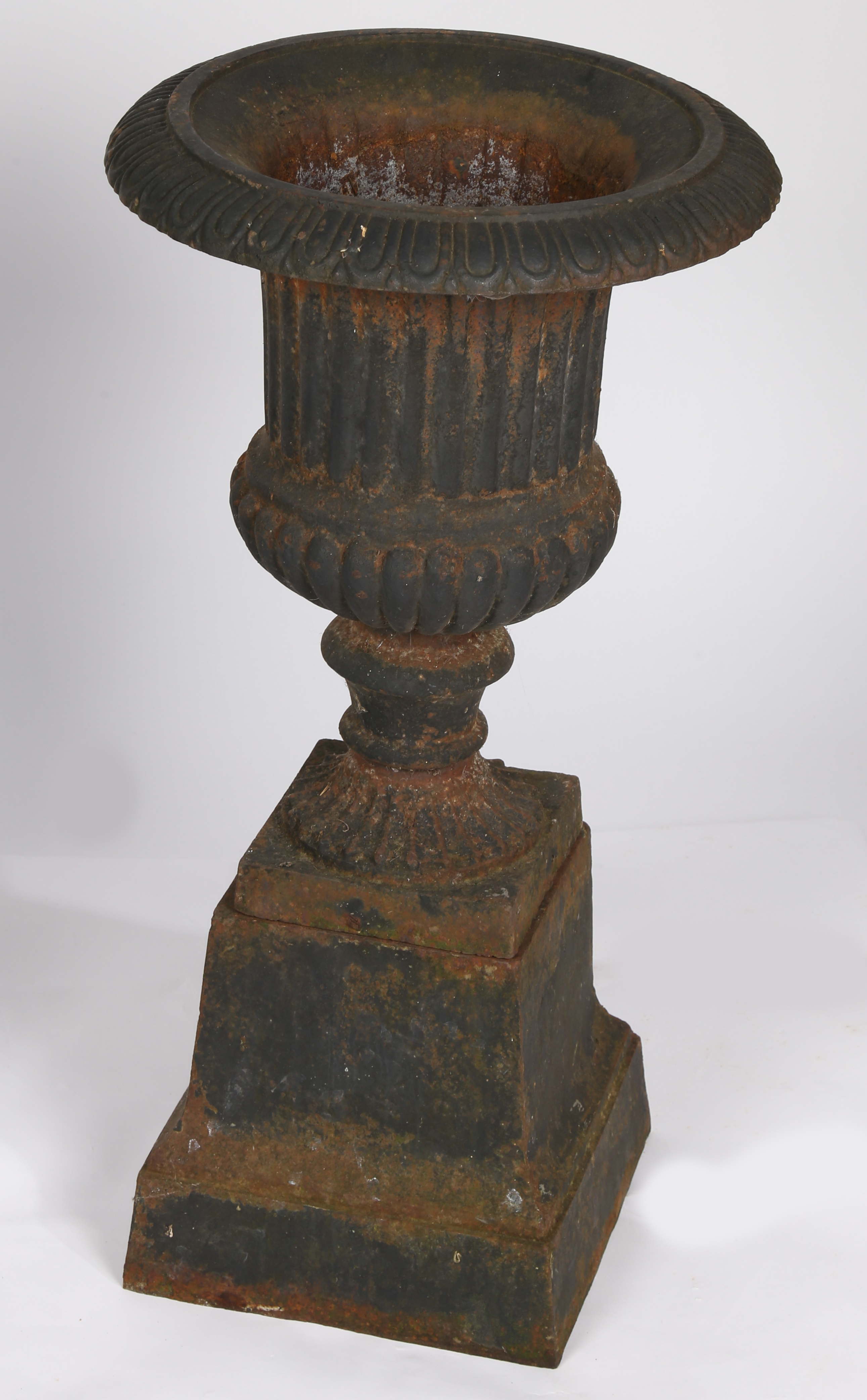 A pair of 19th century cast iron garden urns of campana form, having a frilled flange above a - Bild 3 aus 5