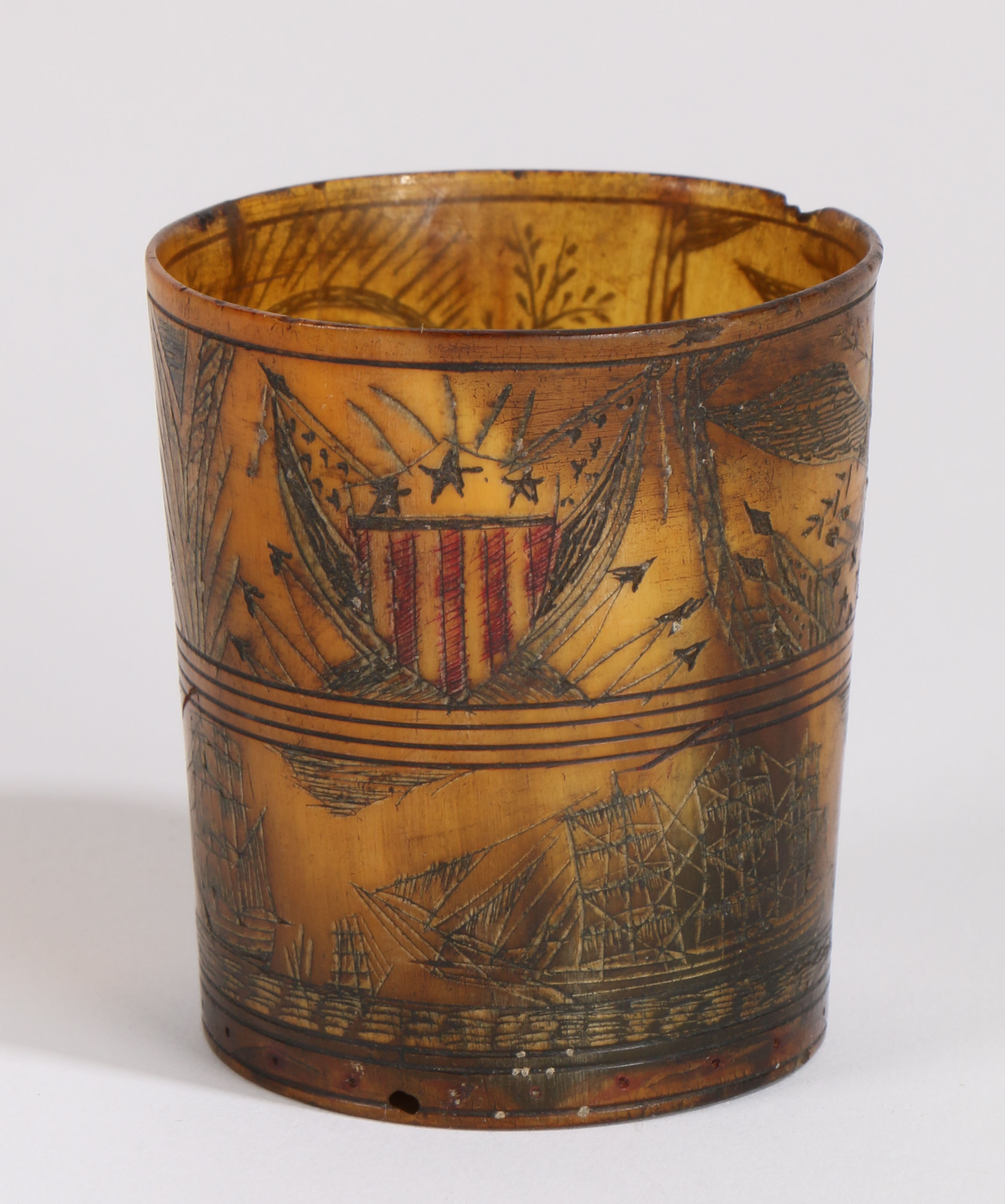 A Small 19th century American carved horn cup, depicting ships and American flags with a bald eagle, - Bild 2 aus 2