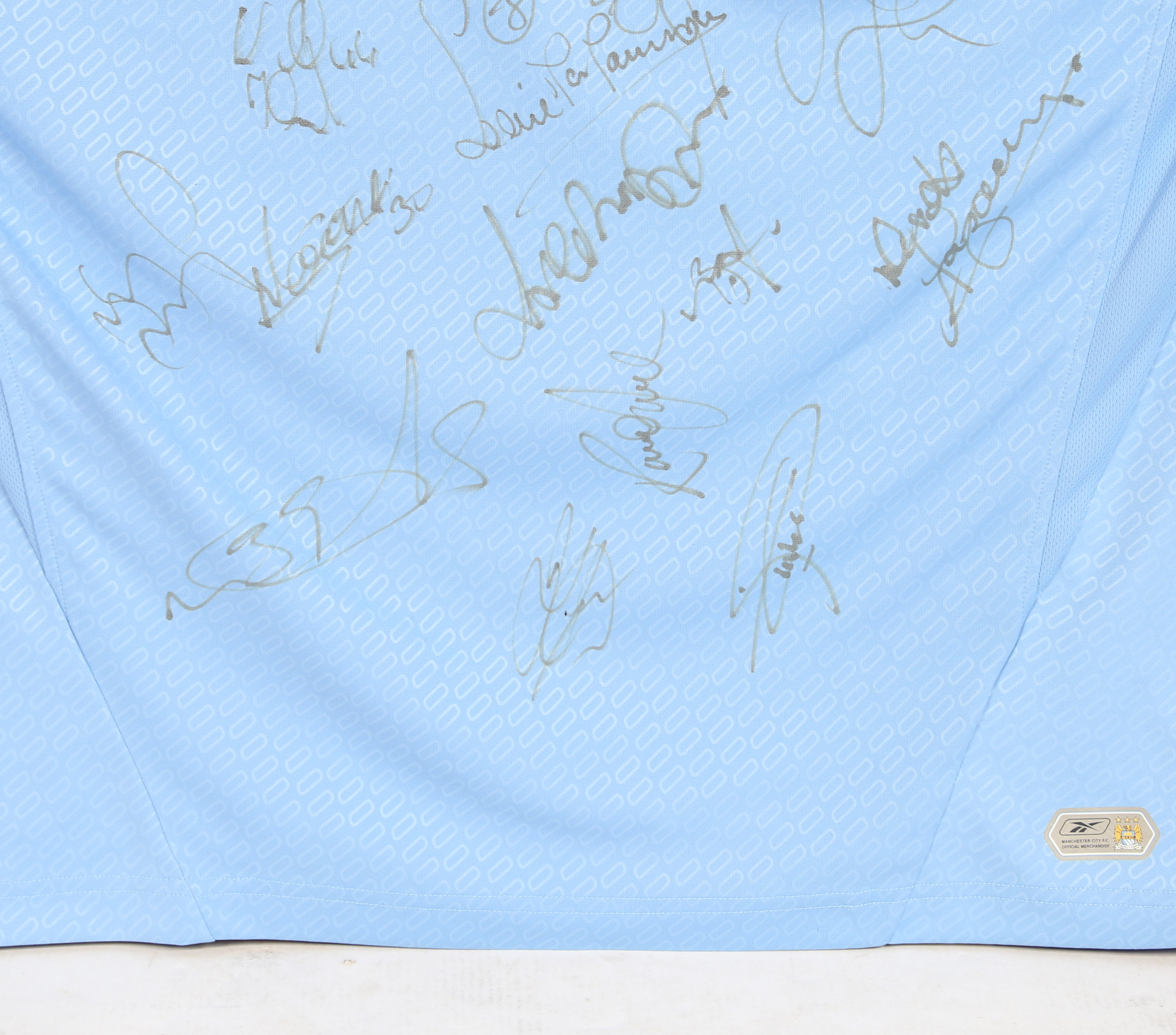 Manchester City F.C. 2004/05 Home shirt (UK L) autographed by Robbie Fowler, Joey Barton, David - Image 4 of 5