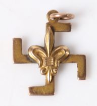 Early 20th century 9 carat gold pendant in the form of a swastika surmounted by a fleur de lis,