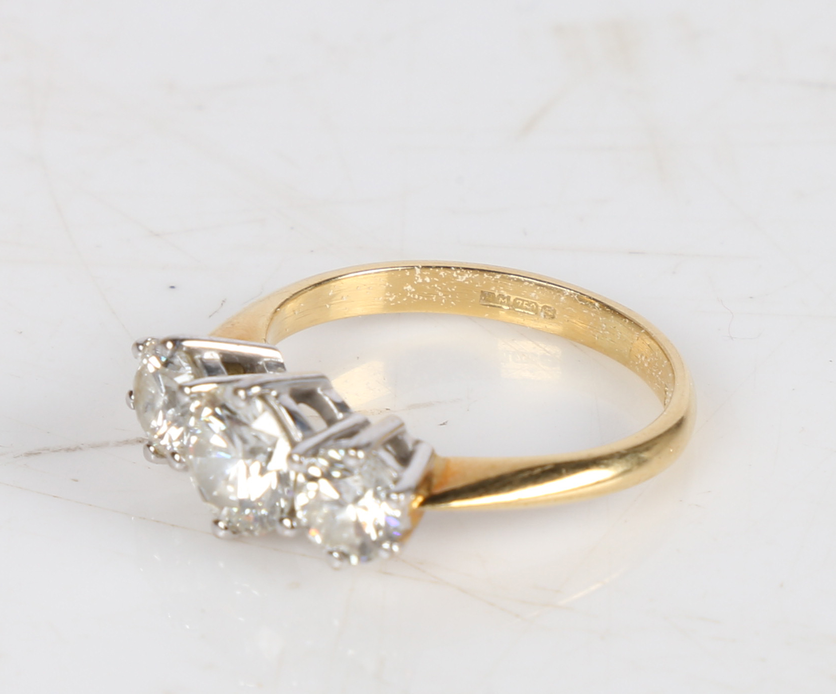 An 18 carat gold and diamond ring, the central 0.8ct diamond flanked by two 0.4ct diamonds, ring - Bild 6 aus 7