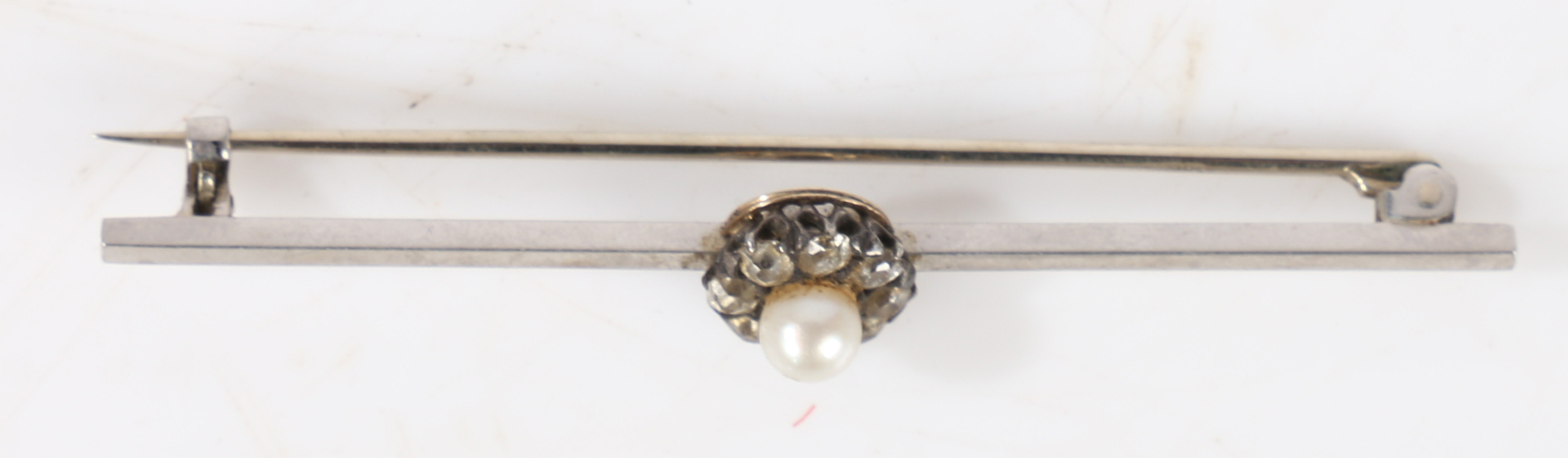 A platinum bar brooch with central pearl surrounded by a band of eight diamonds, 57.6mm wide, 4.6g - Bild 3 aus 8