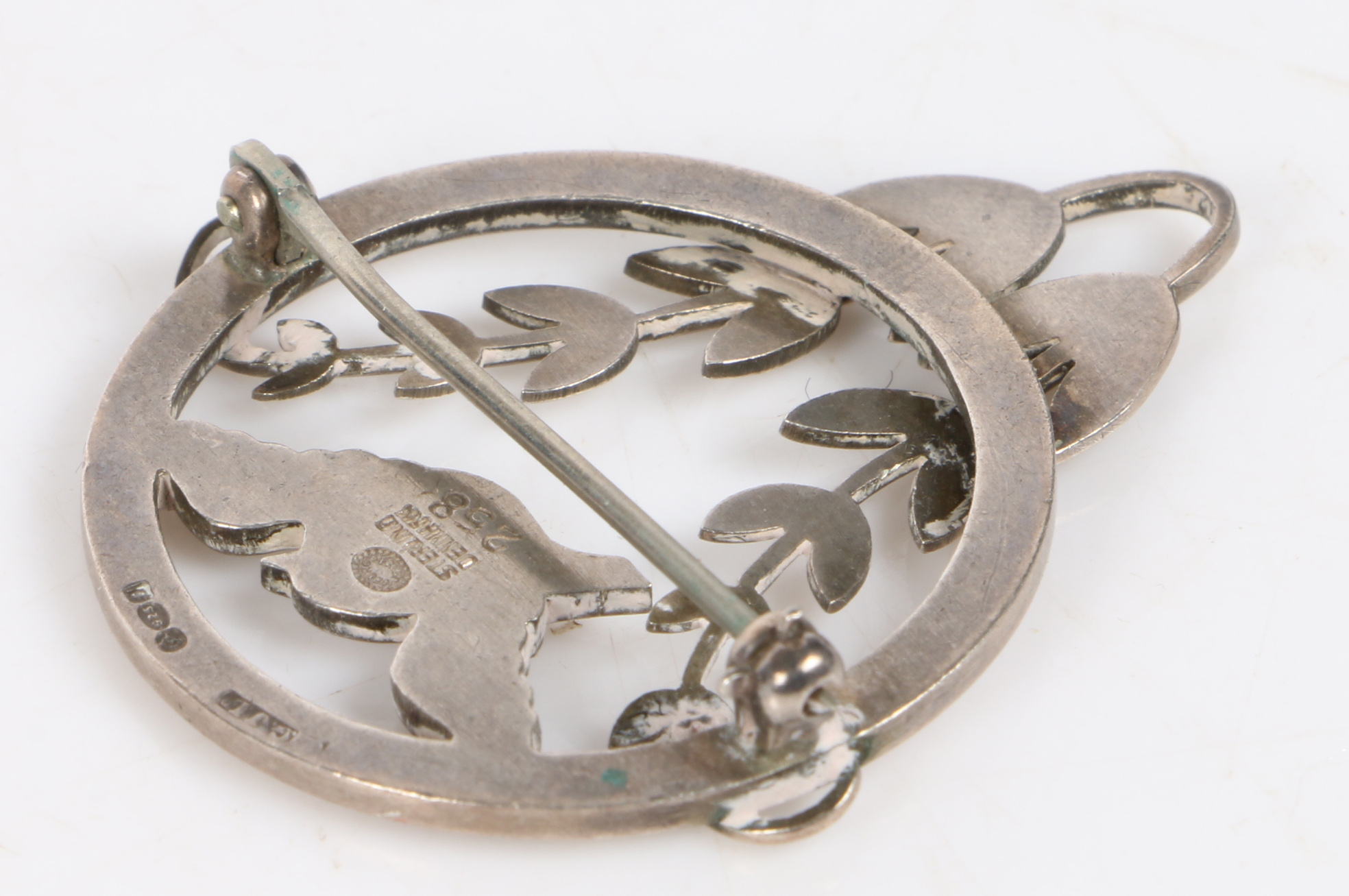 A Georg Jensen sterling silver brooch, designed by Arno Malinowski, design no. 258, of circular form - Bild 2 aus 2