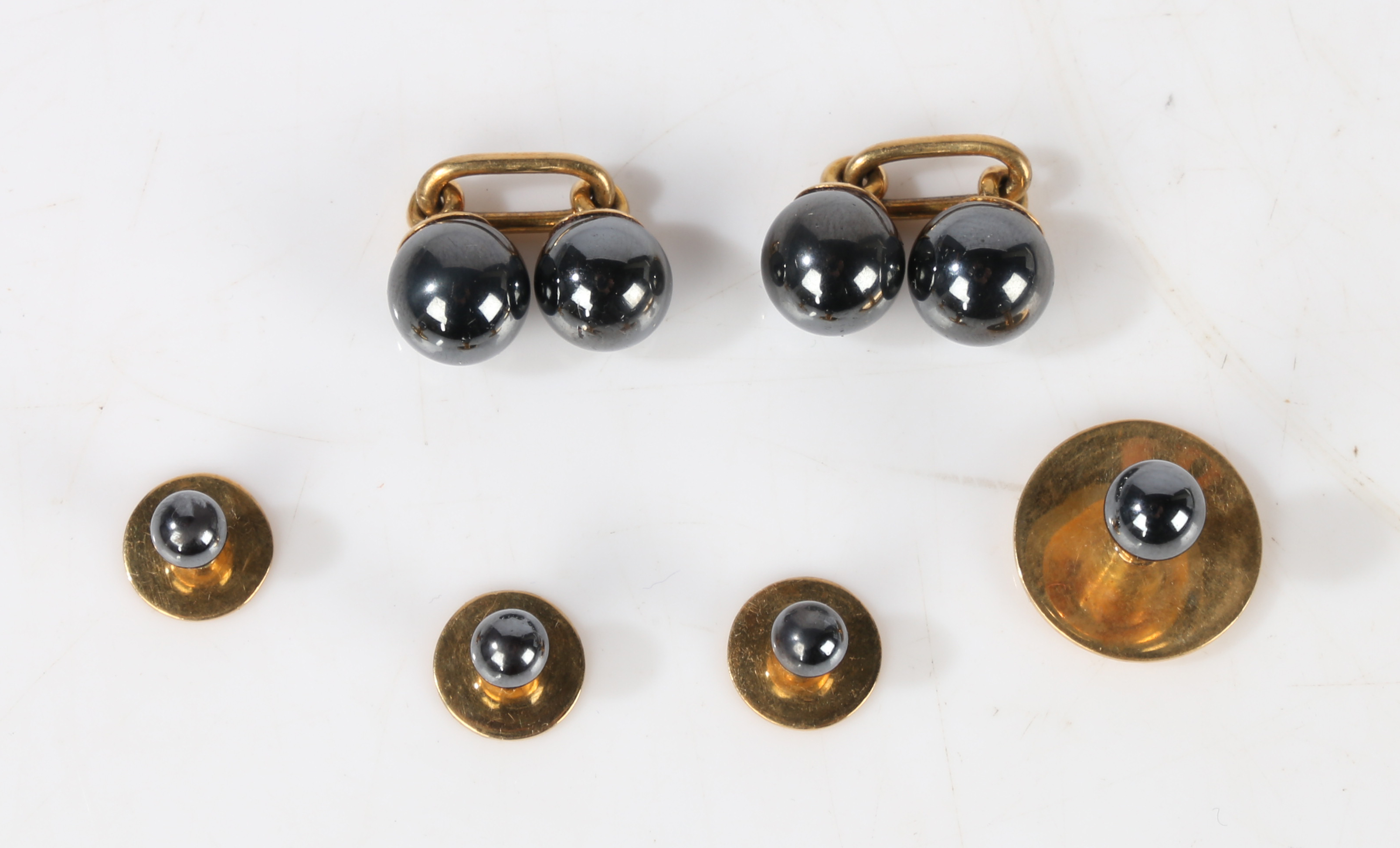 An 18 carat gold stud and cufflink set, consisting of four dress buttons and a pair of cufflinks , - Image 5 of 5