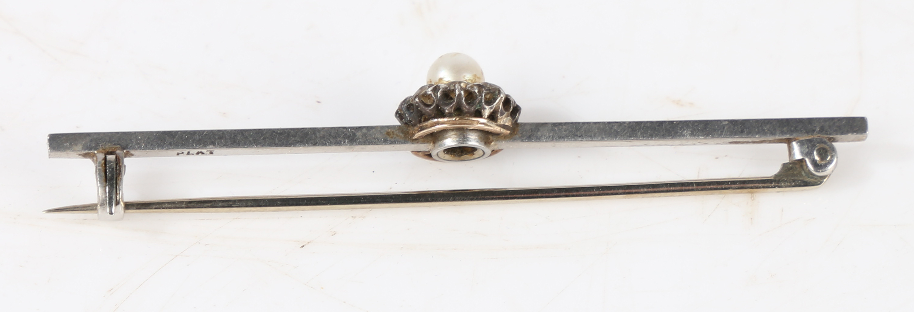 A platinum bar brooch with central pearl surrounded by a band of eight diamonds, 57.6mm wide, 4.6g - Bild 6 aus 8