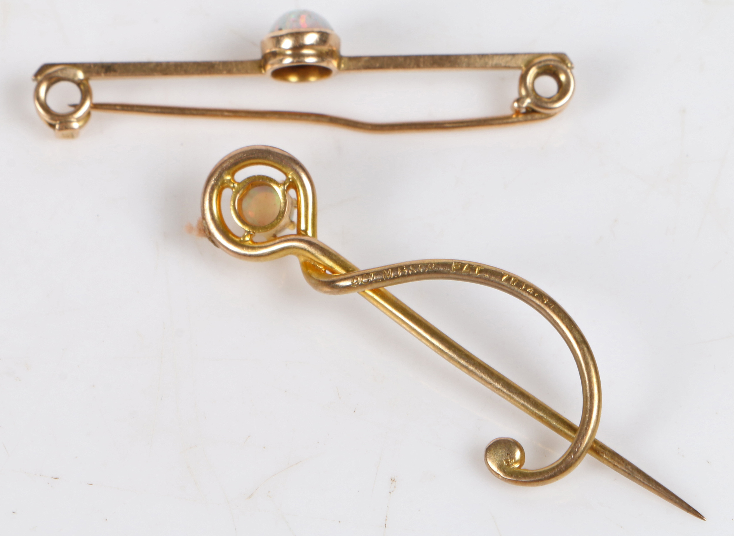 A 15 carat gold bar brooch set with a central opal, 41.5mm wide, 1.9g, a 9 carat gold stick pin - Bild 2 aus 2