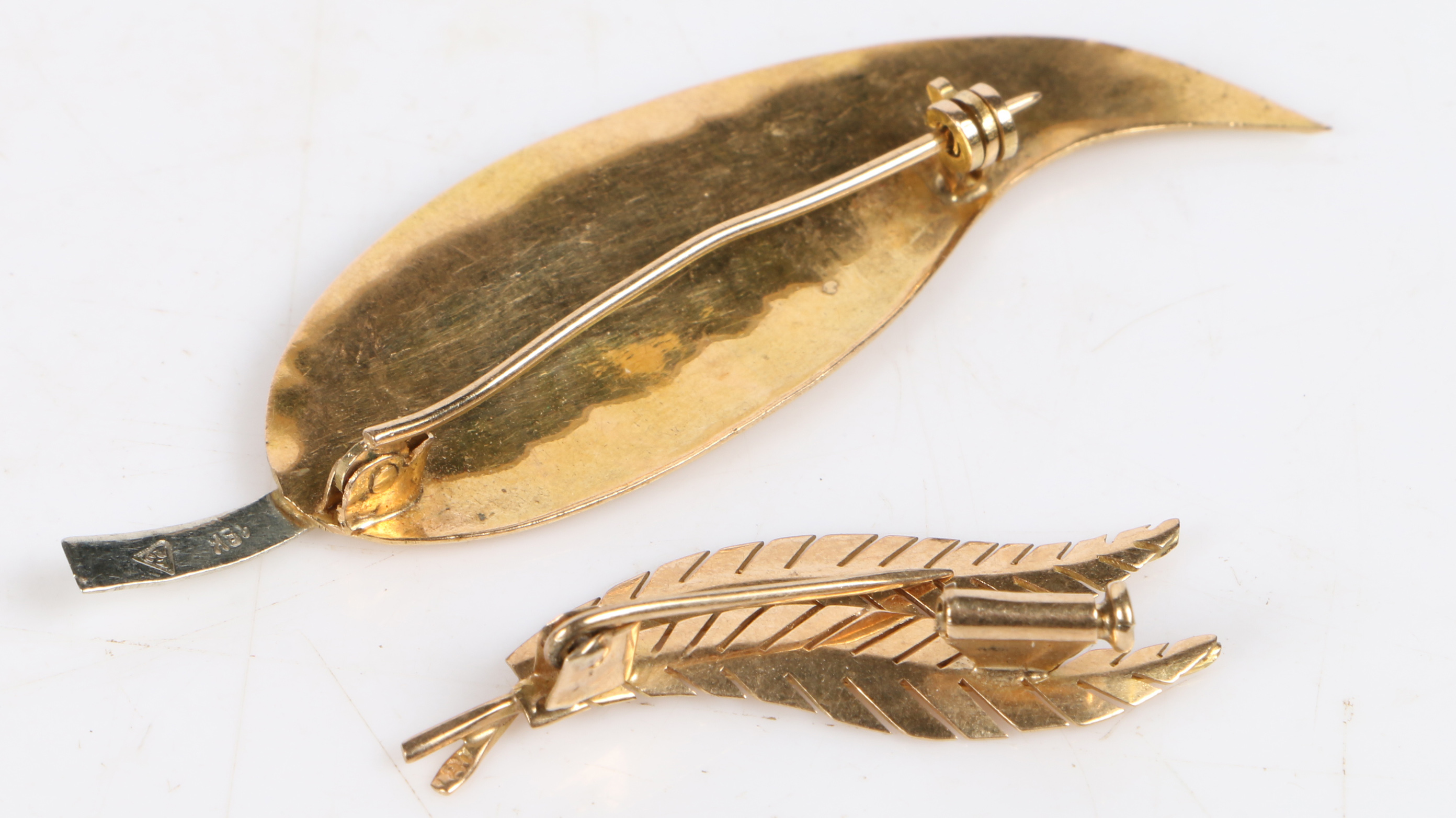 An 18 carat white and yellow gold brooch modelled as a leaf, 63mm wide, 6.9g, an 18 carat gold - Bild 2 aus 2