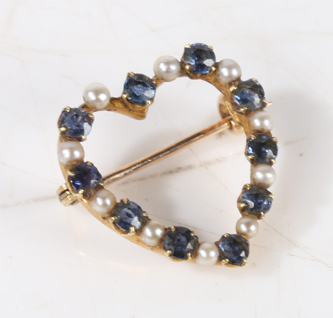 A yellow metal, sapphire and pearl heart form brooch, the pierced heart form brooch bordered with - Bild 4 aus 5