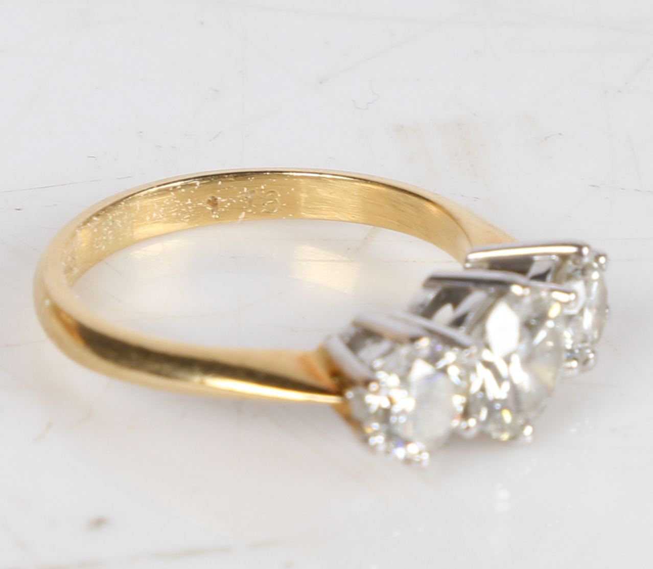 An 18 carat gold and diamond ring, the central 0.8ct diamond flanked by two 0.4ct diamonds, ring - Bild 5 aus 7