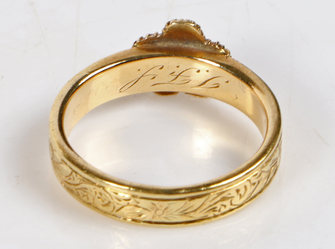 A 19th Century diamond, pearl and yellow metal mourning ring, the central rose cut diamond - Bild 2 aus 2