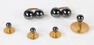 An 18 carat gold stud and cufflink set, consisting of four dress buttons and a pair of cufflinks ,