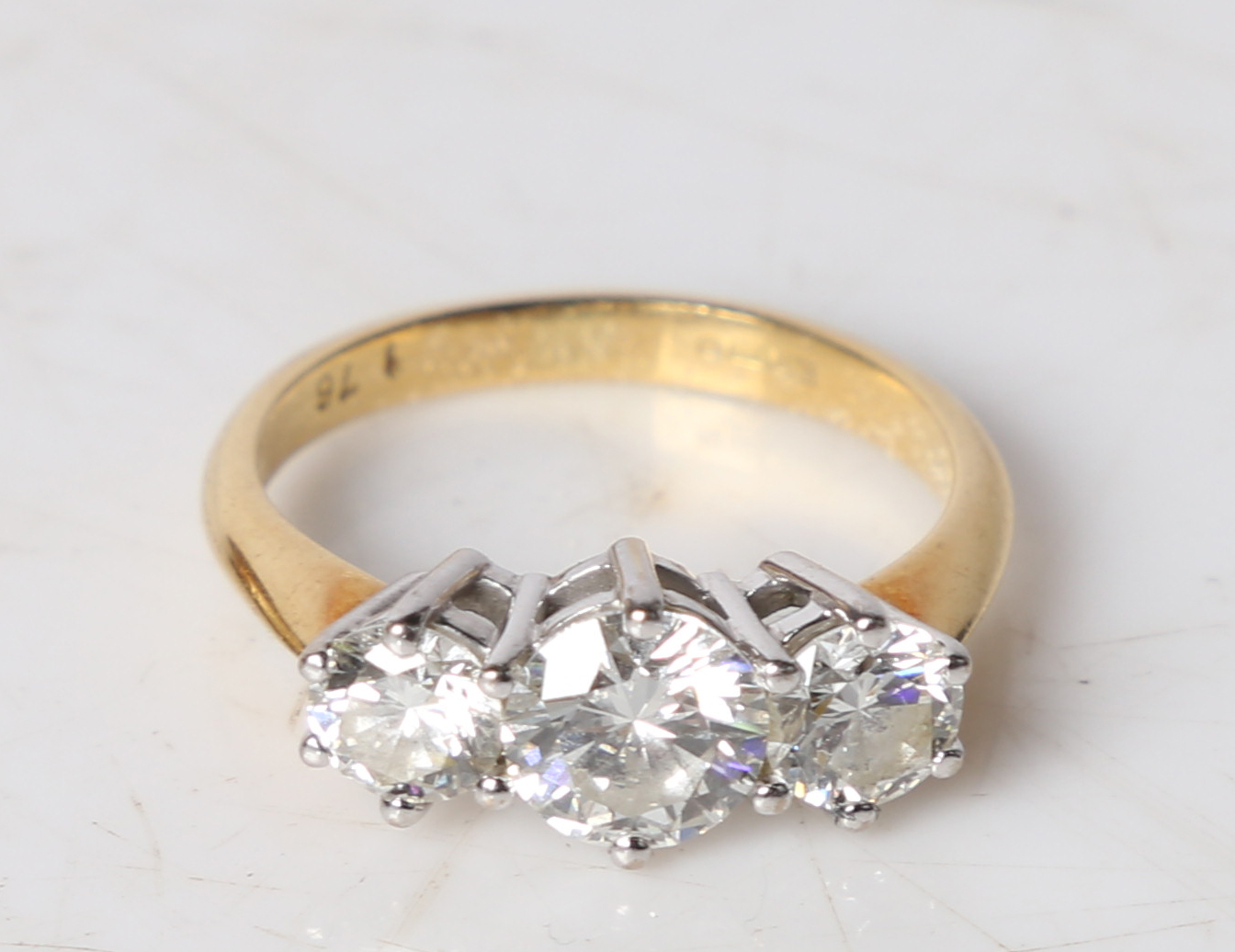 An 18 carat gold and diamond ring, the central 0.8ct diamond flanked by two 0.4ct diamonds, ring - Bild 7 aus 7