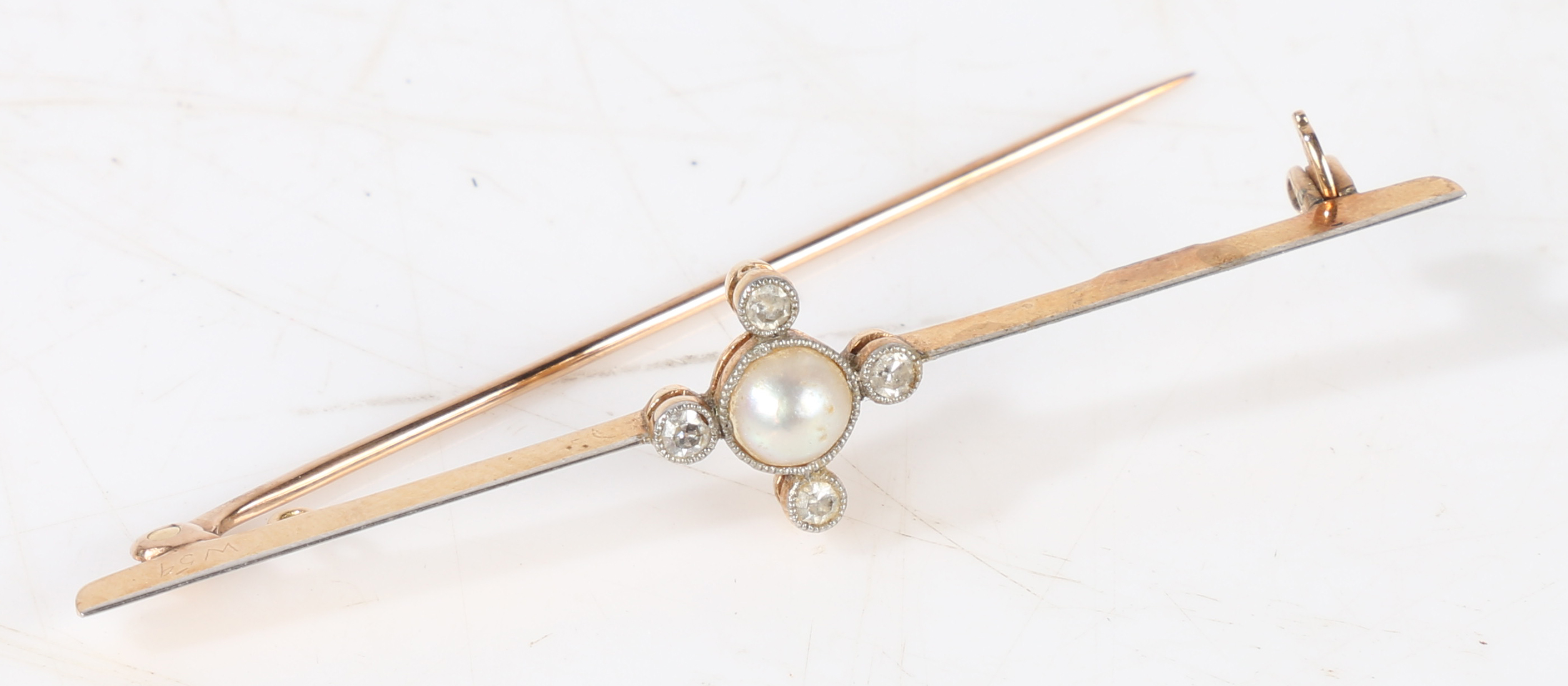 A 15 carat gold and platinum set bar brooch, the central pearl flanked by four diamond chips, 62.7mm - Bild 3 aus 3