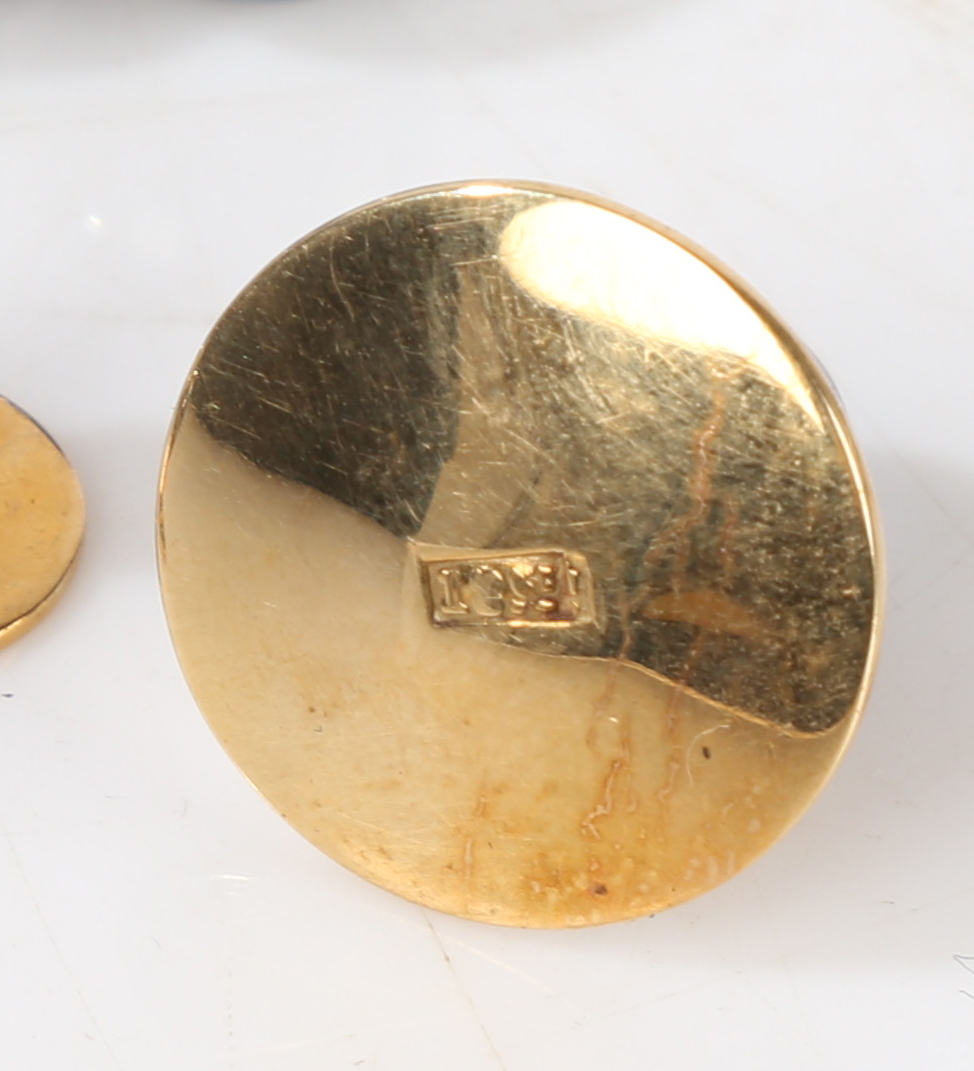 An 18 carat gold stud and cufflink set, consisting of four dress buttons and a pair of cufflinks , - Image 2 of 5