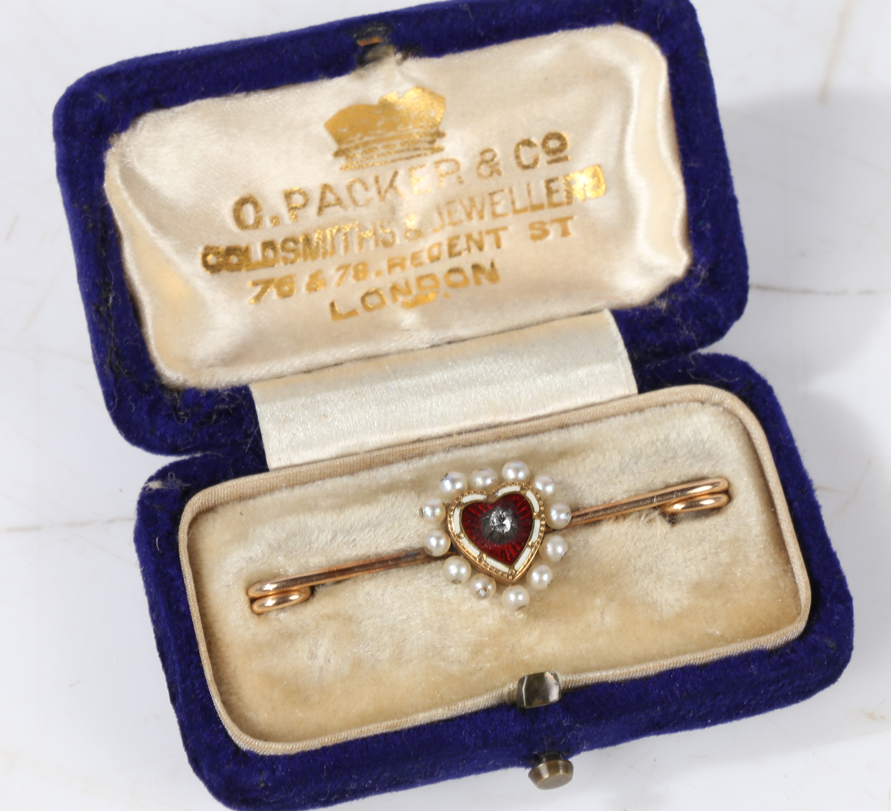 A 15 carat gold bar brooch, the central red and white enamelled heart with diamond to the centre - Bild 6 aus 14