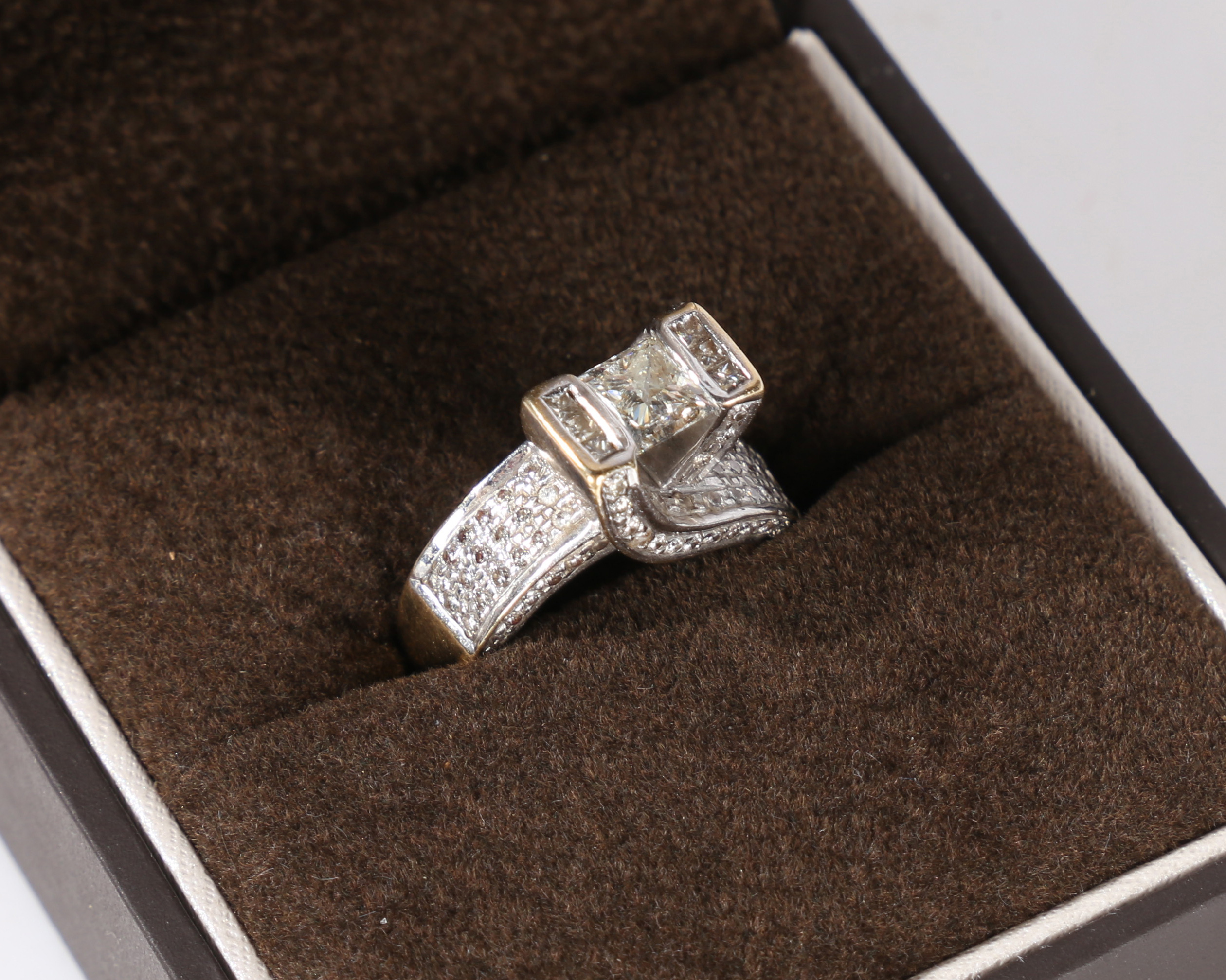 An 18 carat gold and diamond ring, the head set with a central princess cut diamond estimated at 0. - Bild 2 aus 2