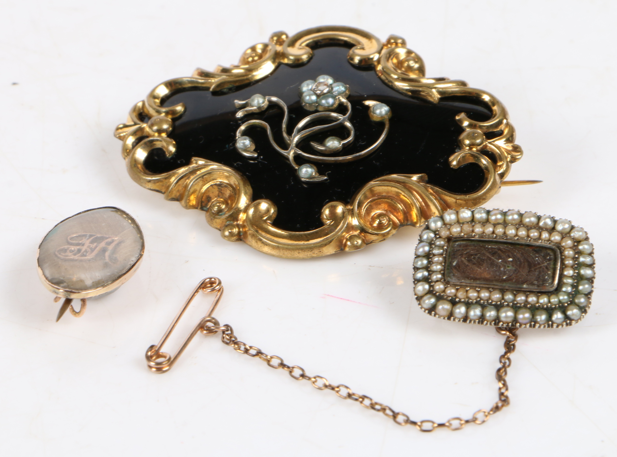 A Victorian yellow metal, black enamel and pearl mourning brooch, the pearl set foliate centre on - Bild 2 aus 2