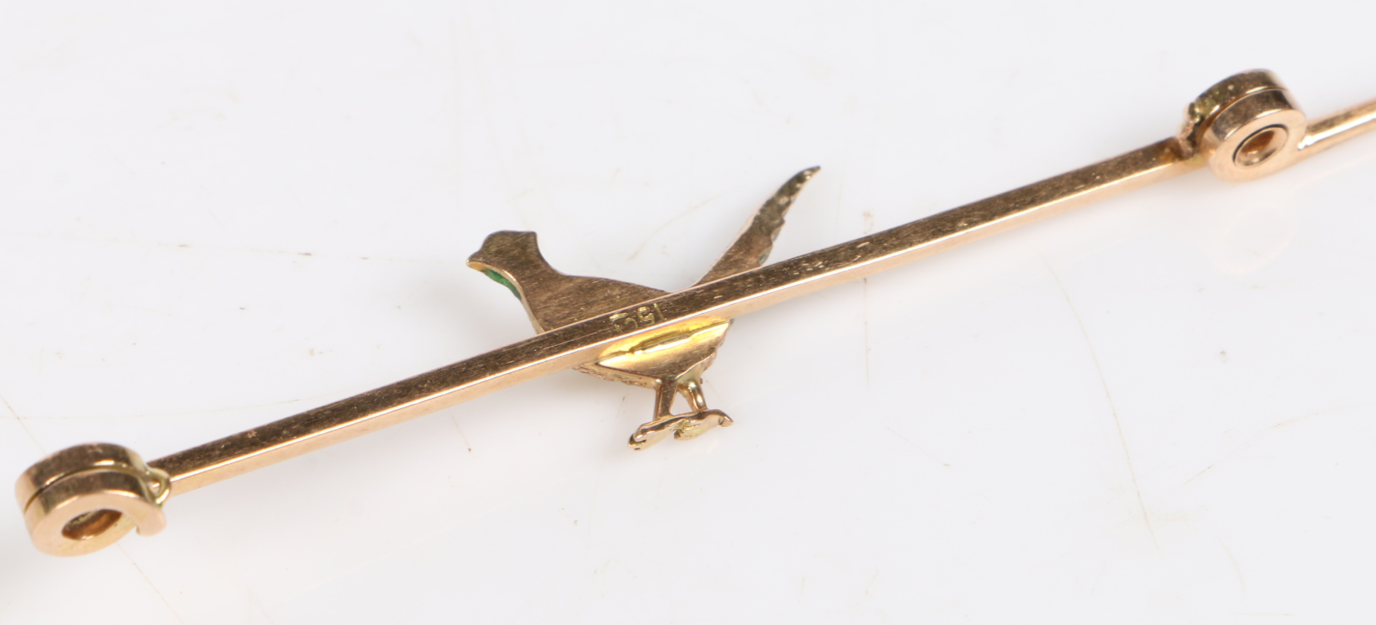 A 15 carat gold bar brooch with central depiction of a cock pheasant, decorated with enamel and with - Bild 2 aus 2