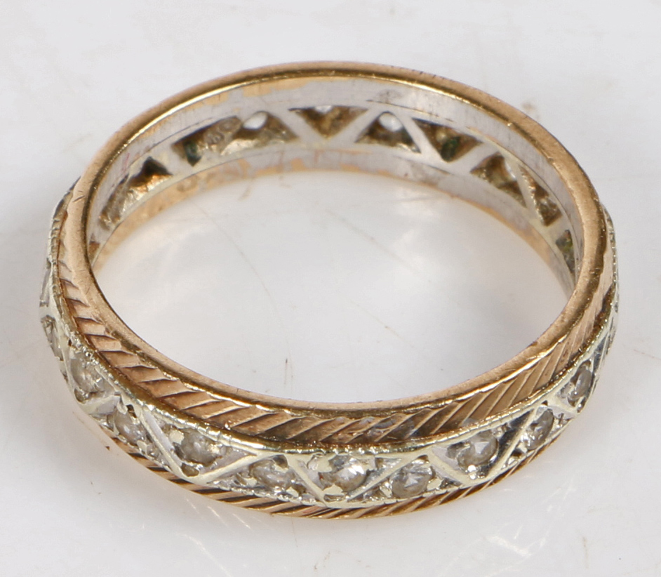 A 9 carat gold and diamond full eternity ring, the central white gold band set with round cut - Bild 2 aus 2