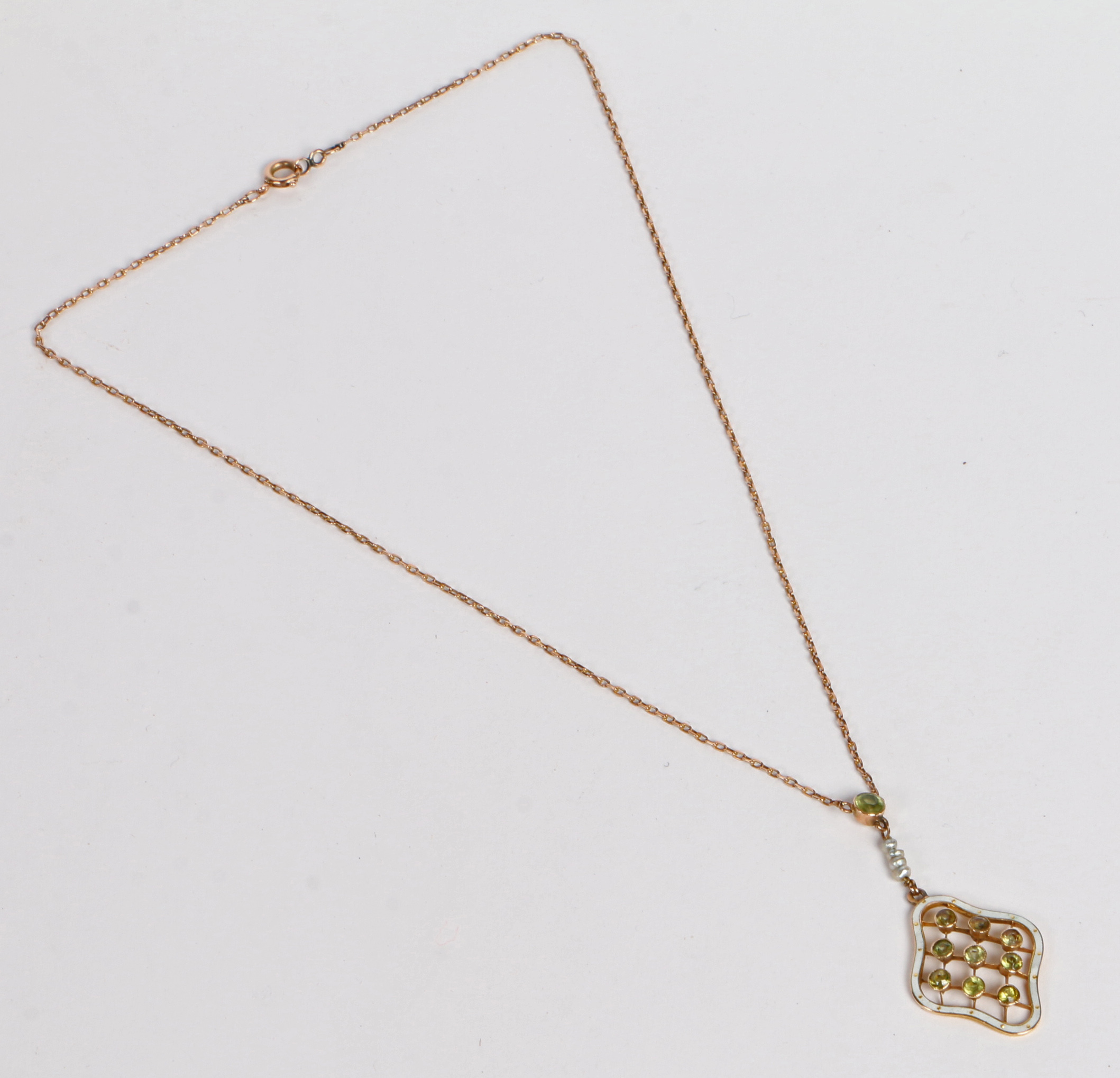 A 9 carat gold, peridot pearl and white enamel pendant necklace, the white enamel pendant with - Bild 2 aus 2