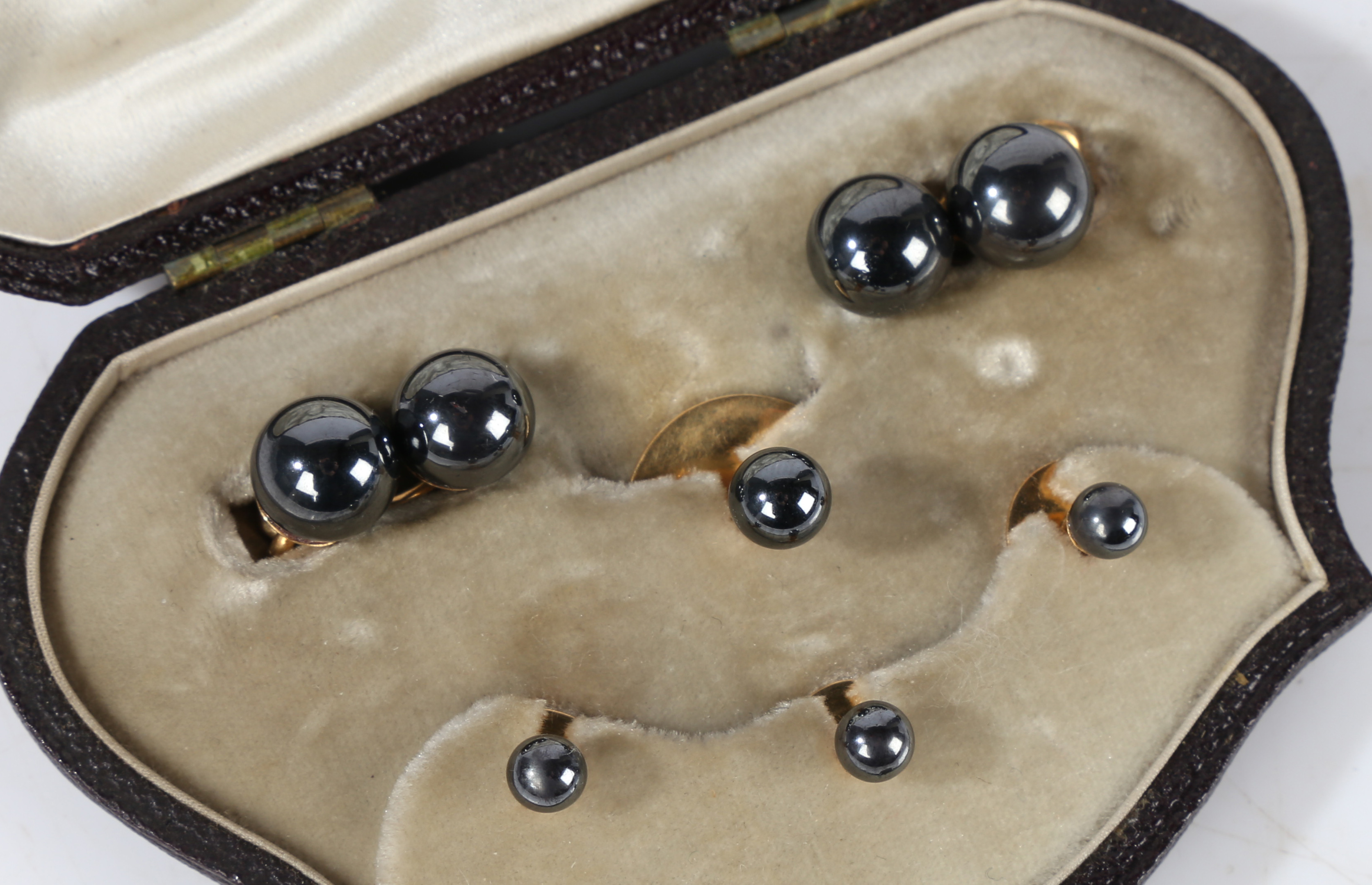 An 18 carat gold stud and cufflink set, consisting of four dress buttons and a pair of cufflinks , - Image 4 of 5