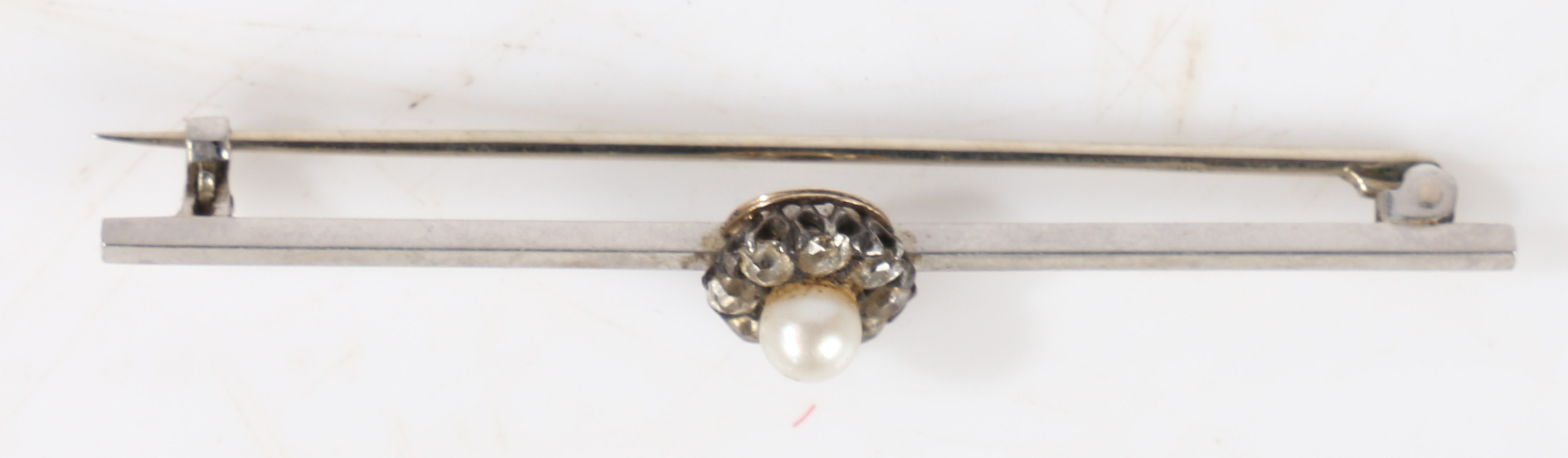 A platinum bar brooch with central pearl surrounded by a band of eight diamonds, 57.6mm wide, 4.6g - Bild 7 aus 8