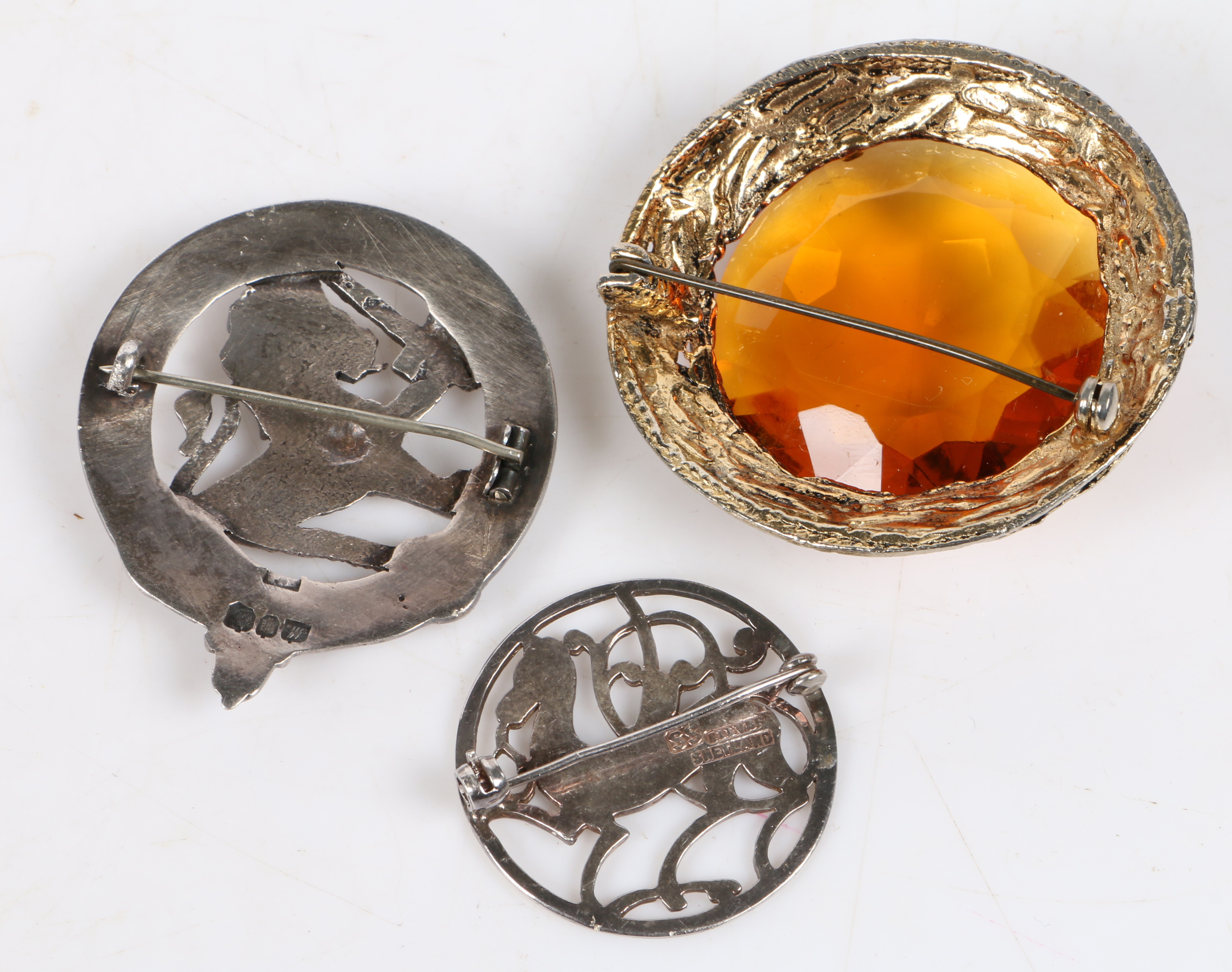 A yellow metal and cairngorm set plaid brooch, the central prismatic cut stone surrounded by a - Bild 2 aus 2