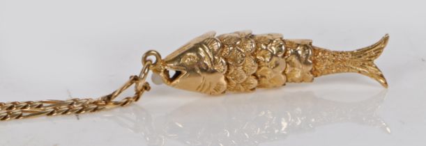 A 9 carat gold articulated fish pendant, on a 9 carat gold chain-link necklace, the necklace 39cm