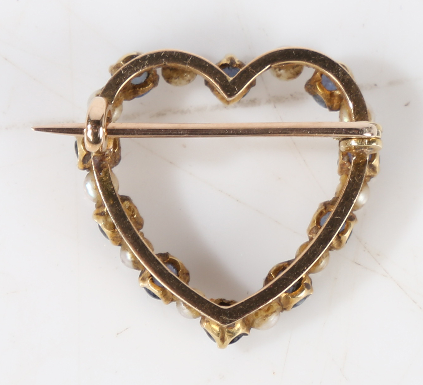 A yellow metal, sapphire and pearl heart form brooch, the pierced heart form brooch bordered with - Bild 2 aus 5