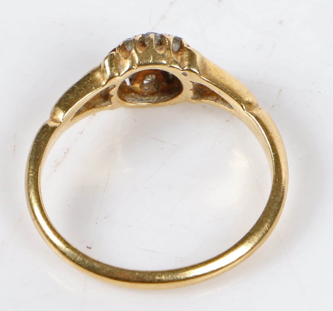 An 18 carat gold ring set with a central diamond surrounded by a band of eight diamond chips, ring - Bild 2 aus 2