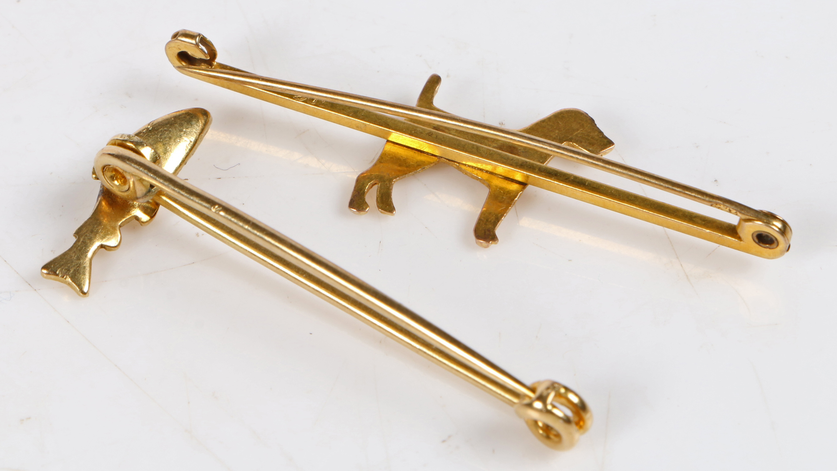 A 9 carat gold bar brooch with central depiction of a terrier, 50.5mm wide, 2.3g, together with a - Bild 2 aus 2