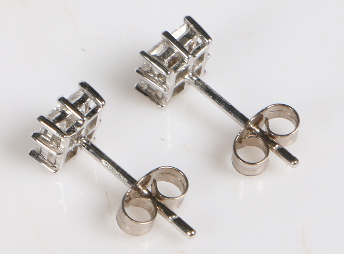 A pair of 18 carat white gold and diamond set ear studs, of square form each set with four square - Bild 2 aus 2