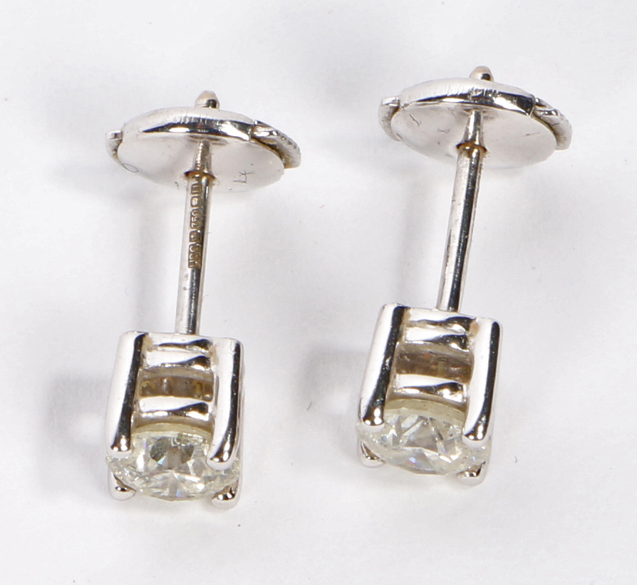 A pair of 18 carat white gold and diamond ear studs, the stones measuring 5.6 and 5.5mm diameter, - Bild 2 aus 2