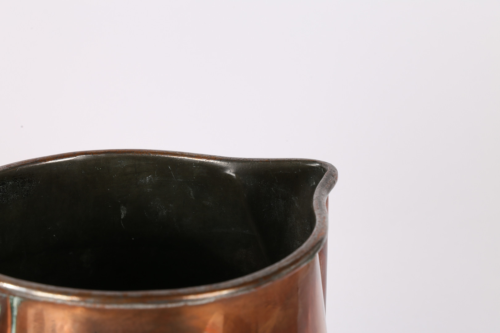 A LARGE 19TH CENTURY COPPER JUG AND A SMALLER EXAMPLE (2). - Image 5 of 7