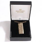 A 9 CARAT GOLD INGOT PENDANT, ON A YELLOW METAL CHAIN.