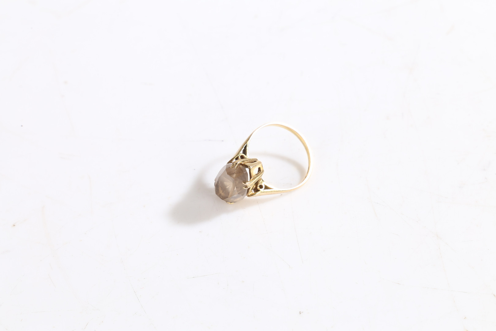 A 9 CARAT GOLD AND SMORKY QUARTZ RING. - Image 3 of 6