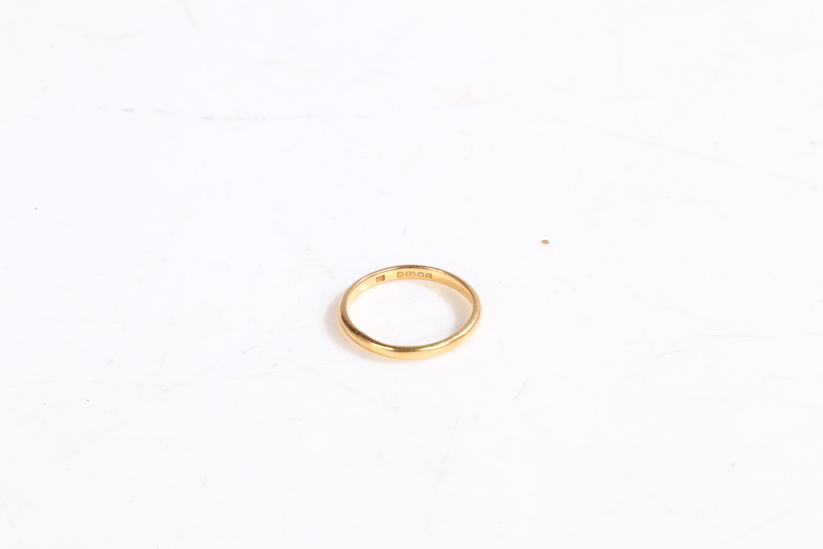 A 22 CARAT GOLD WEDDING BAND. - Image 2 of 4