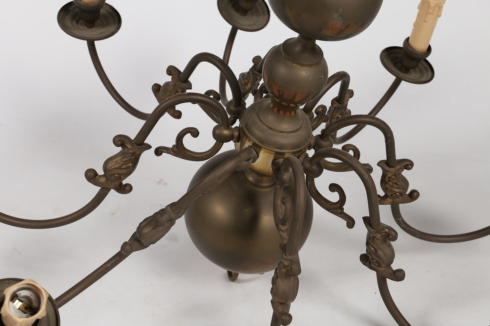 TWO BRASS CHANDELIERS, EACH WITH SCROLLING BRANCHES (2). - Image 5 of 8