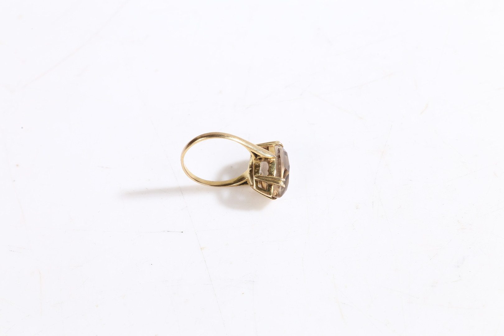 A 9 CARAT GOLD AND SMORKY QUARTZ RING. - Image 5 of 6