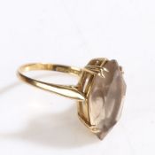 A 9 CARAT GOLD AND SMORKY QUARTZ RING.