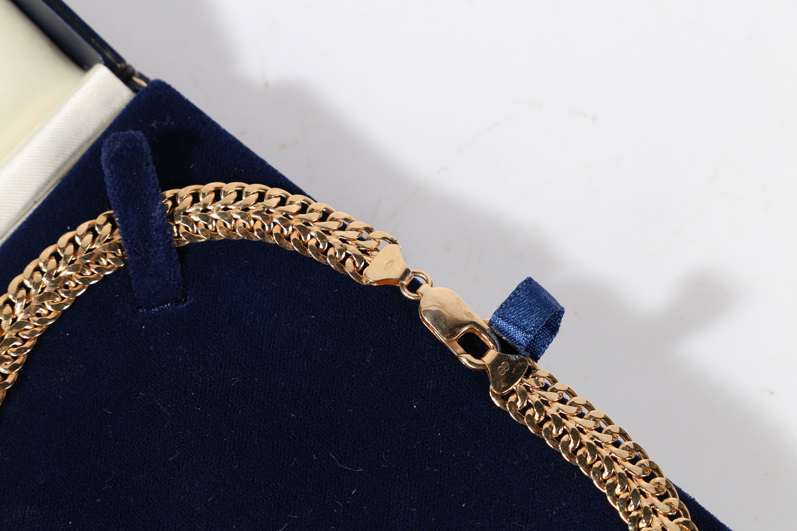 A 9 CARAT GOLD CHAIN-LINK NECKLACE. - Image 3 of 3