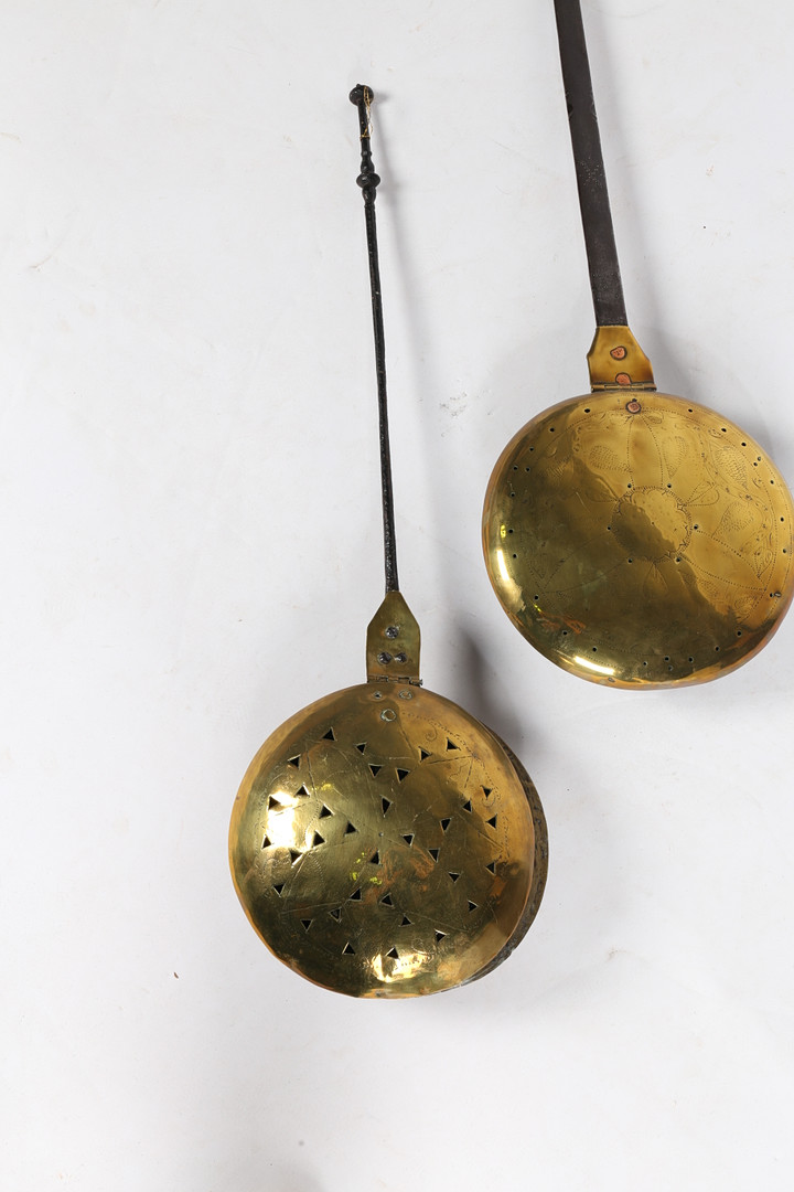 A 17TH CENTURY BRASS WARMING PAN. - Image 2 of 7