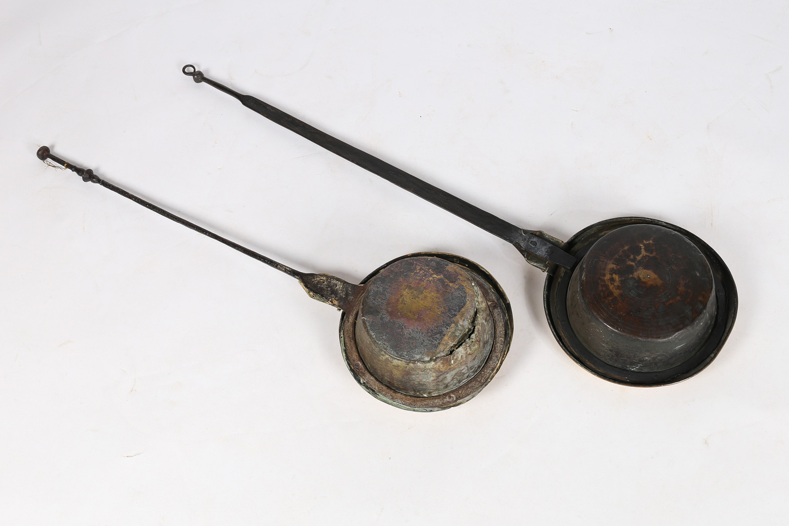 A 17TH CENTURY BRASS WARMING PAN. - Image 7 of 7