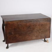 A GEORGE III MAHOGANY DROP LEAF TABLE.