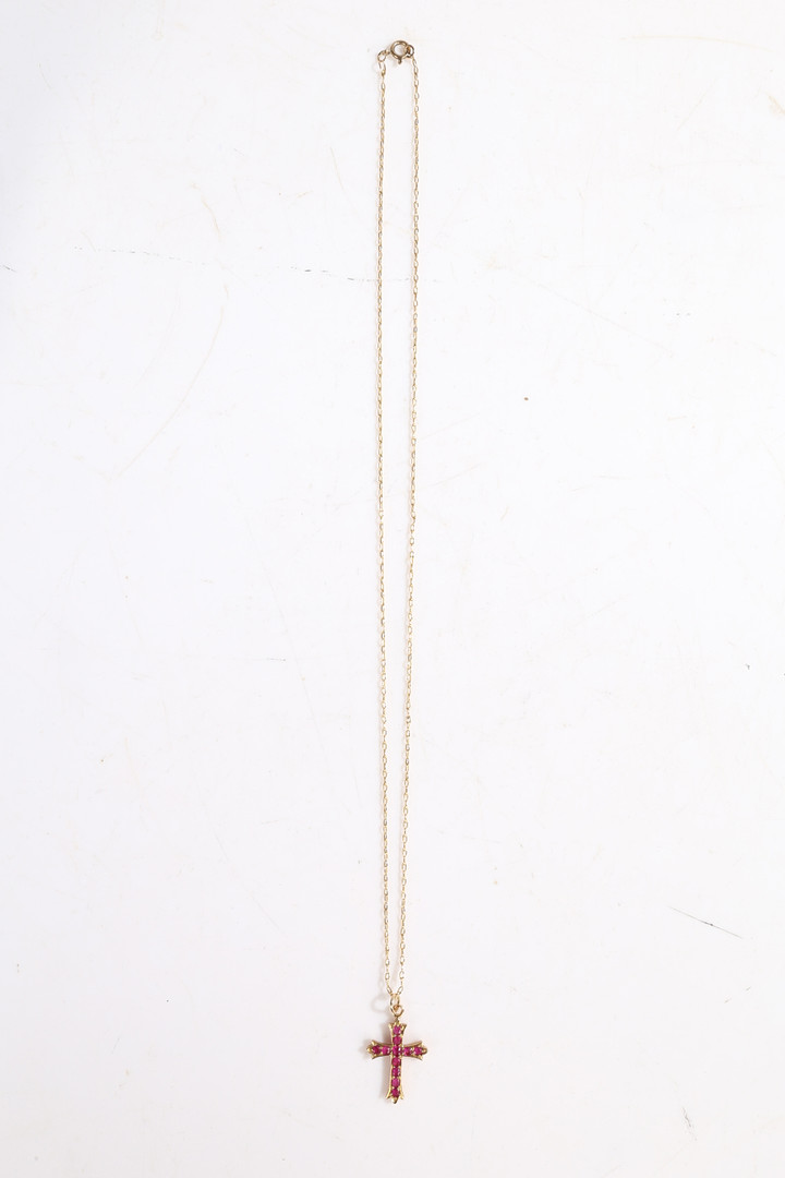 A 9 CARAT GOLD NECKLACE WITH A YELLOW METAL PENDANT. - Image 3 of 5