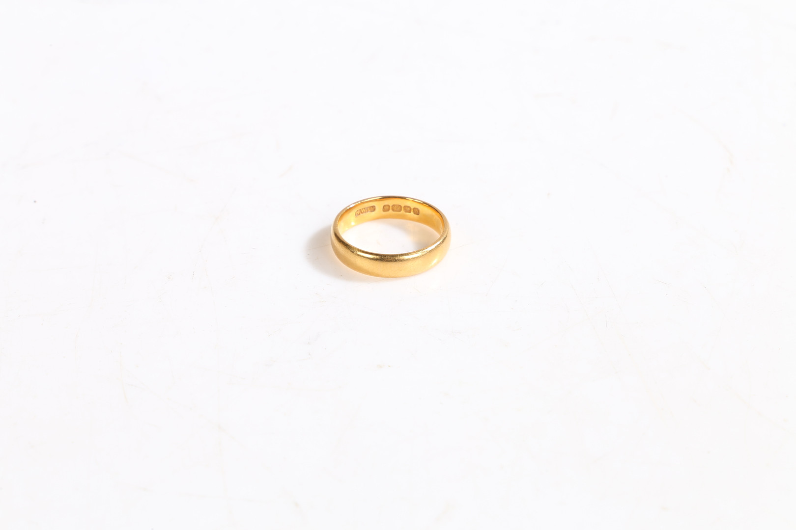 A 22 CARAT GOLD WEDDING BAND. - Image 2 of 3