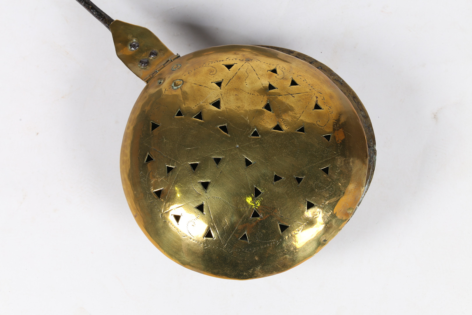 A 17TH CENTURY BRASS WARMING PAN. - Image 5 of 7